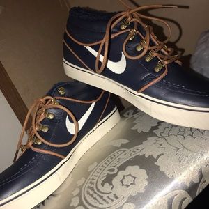Navy blue Nike’s